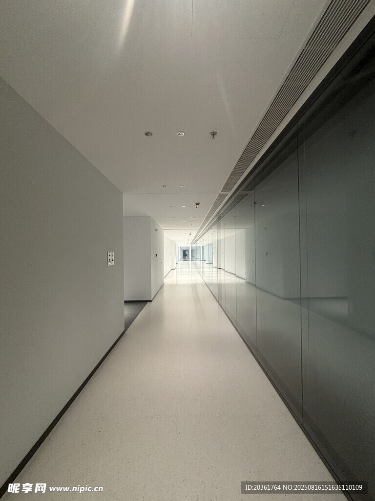 現(xiàn)代簡約風格的空曠走廊