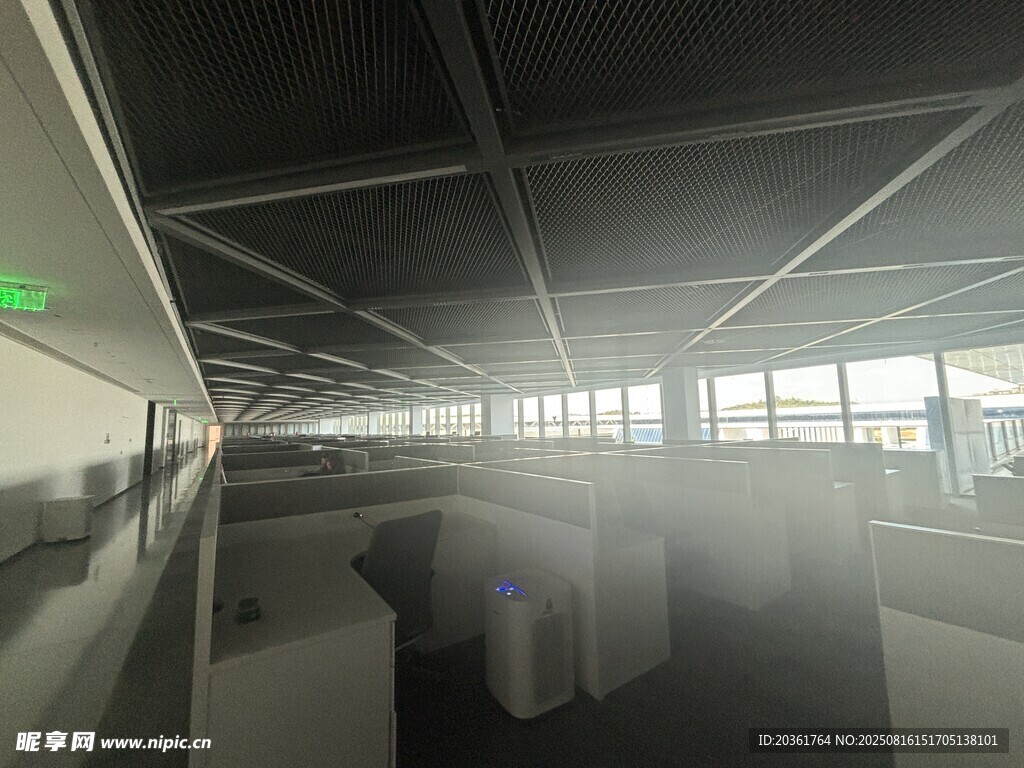 現(xiàn)代寬敞室內空間場景