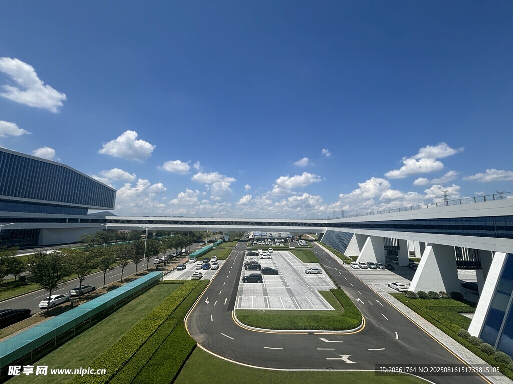 現(xiàn)代化機場跑道全景