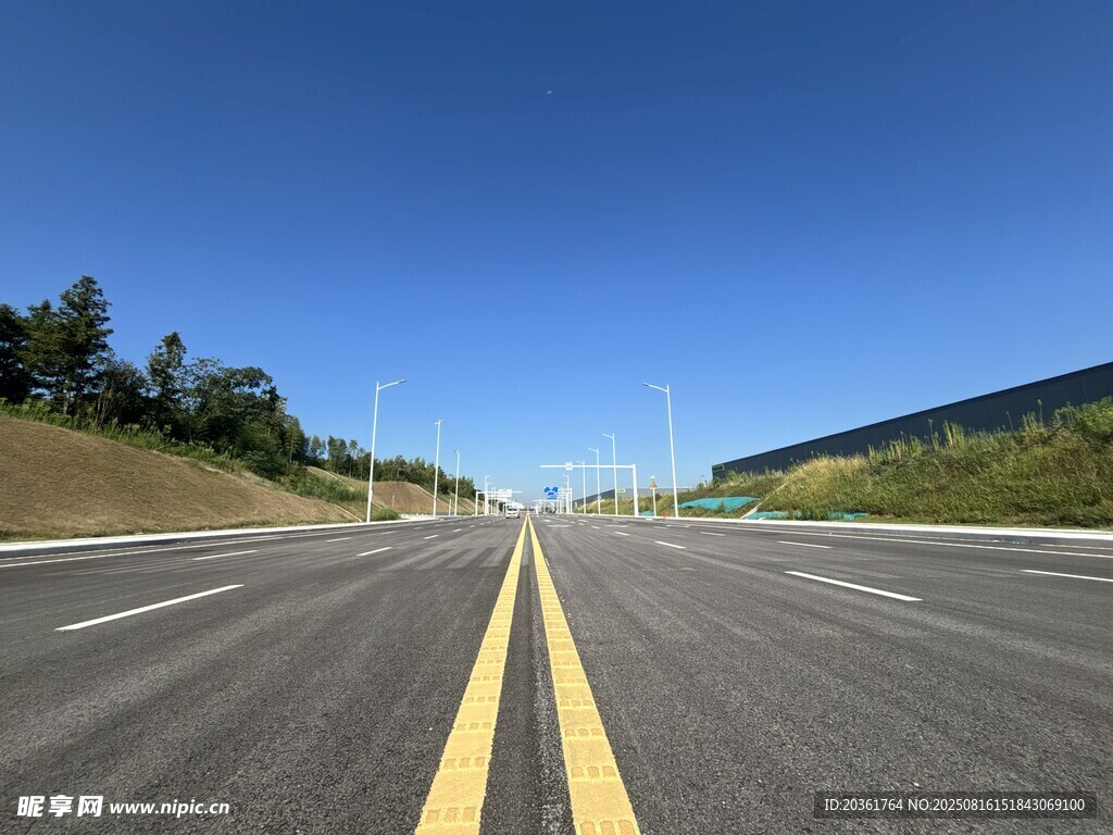 寬闊公路伸向遠方