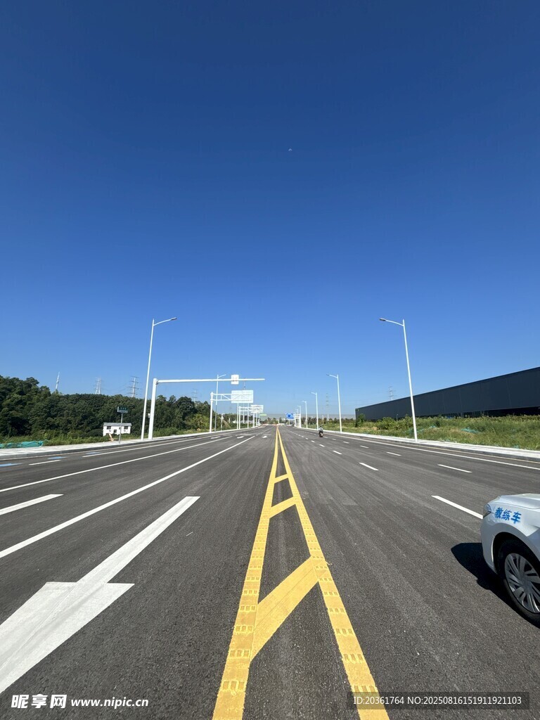 寬闊公路上的車輛行駛場景