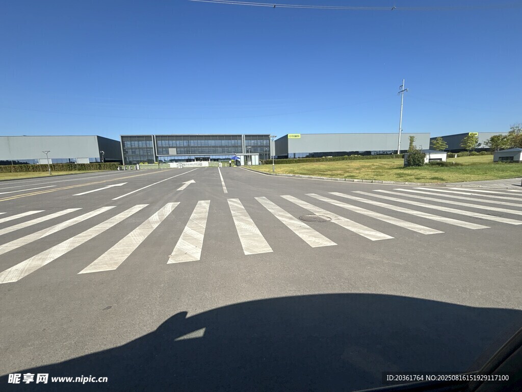 寬闊道路上的白色斑馬線