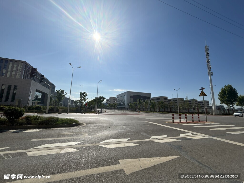 晴朗城市路口景象