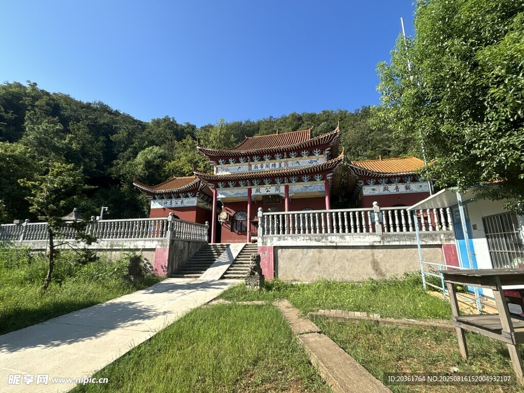 古雅廟宇坐落于綠蔭之中