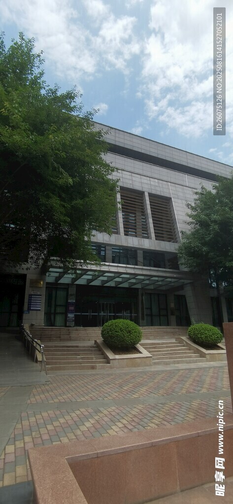 現(xiàn)代建筑入口與綠樹景觀