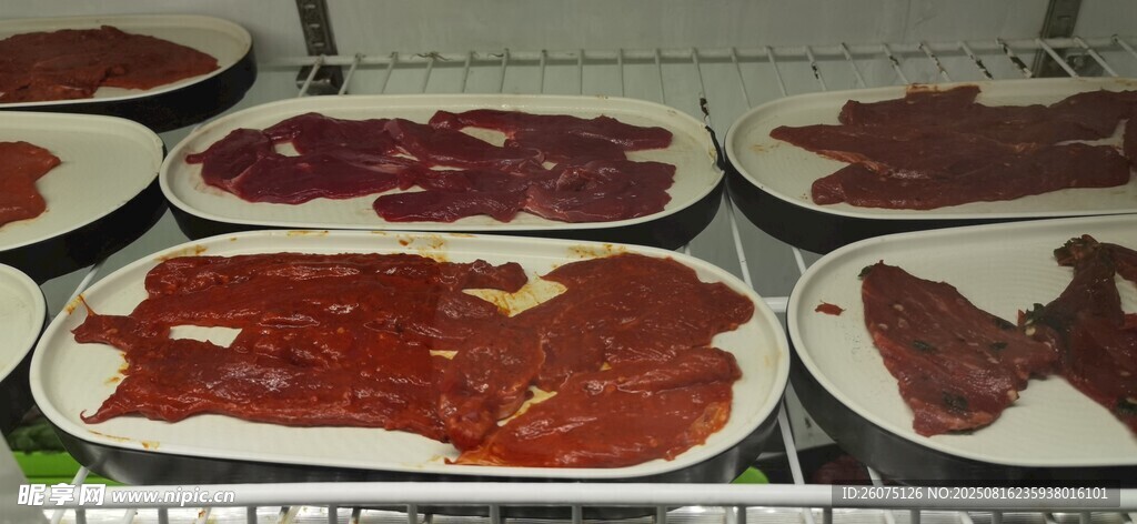 新鮮多樣肉類拼盤展示