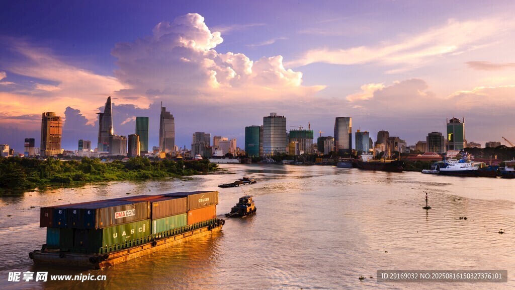 河畔城市黃昏美景