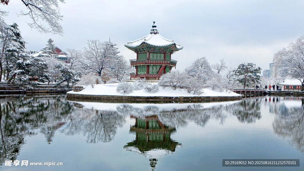 雪后湖畔古亭美景
