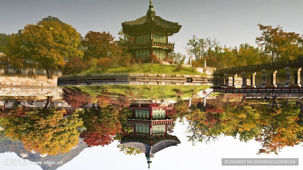 秋日湖景中的古典建筑倒影