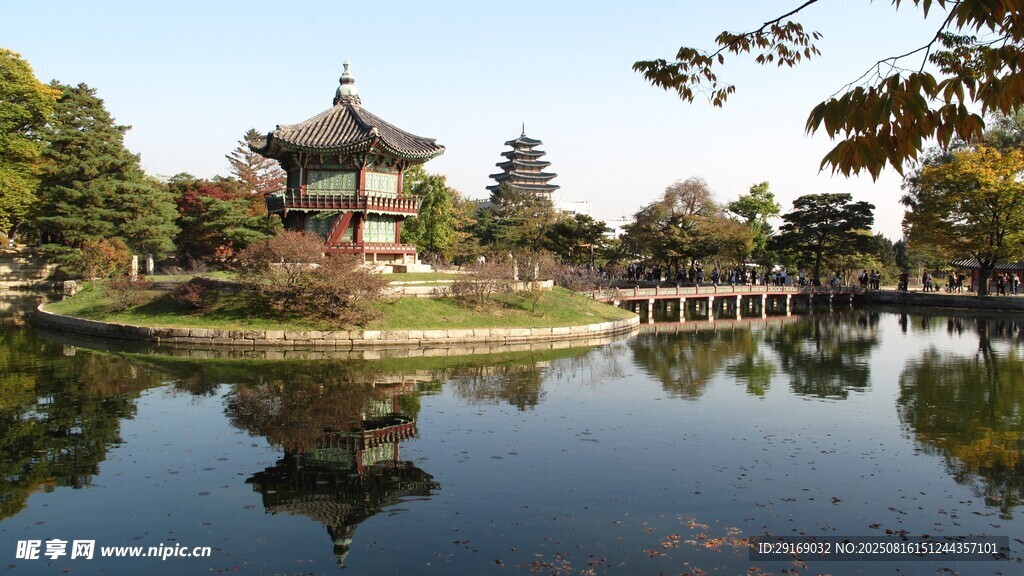 湖畔古亭倒影美景