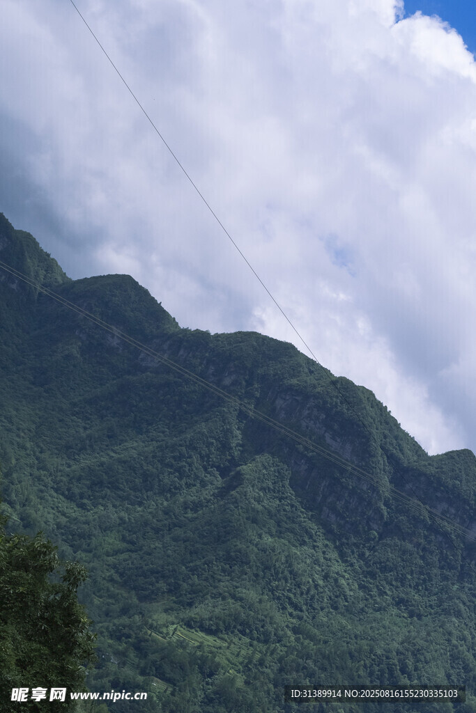青山覆翠 云繞山間