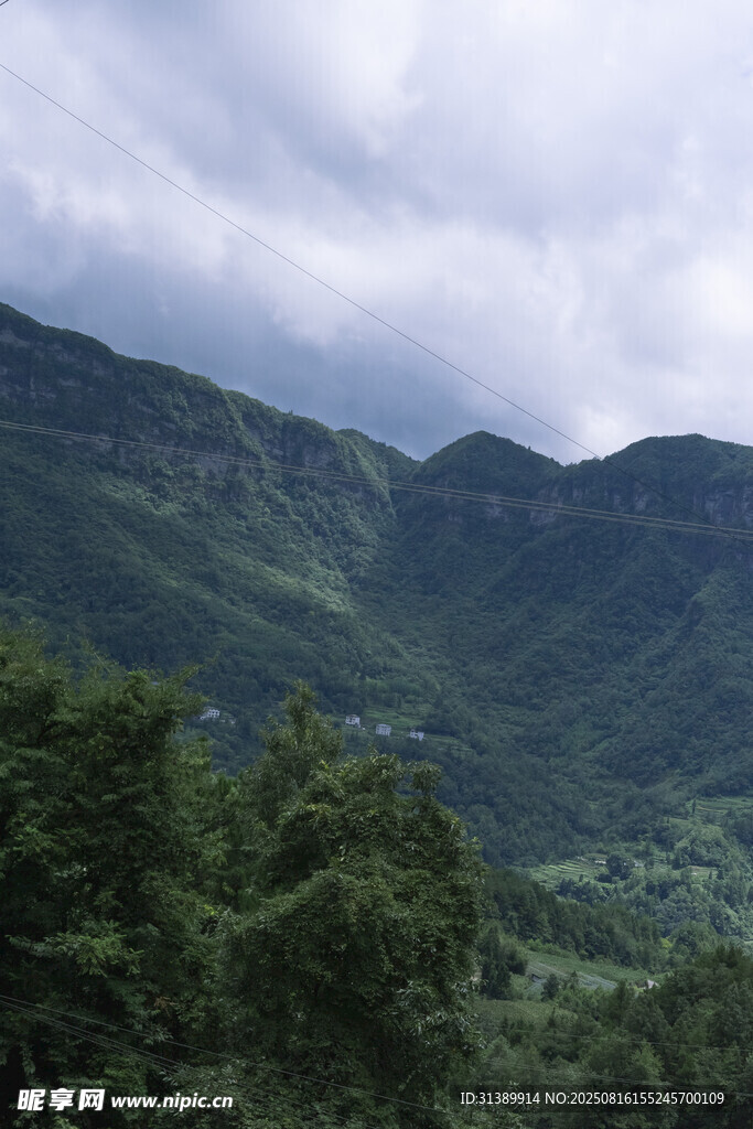 山巒疊翠的自然美景