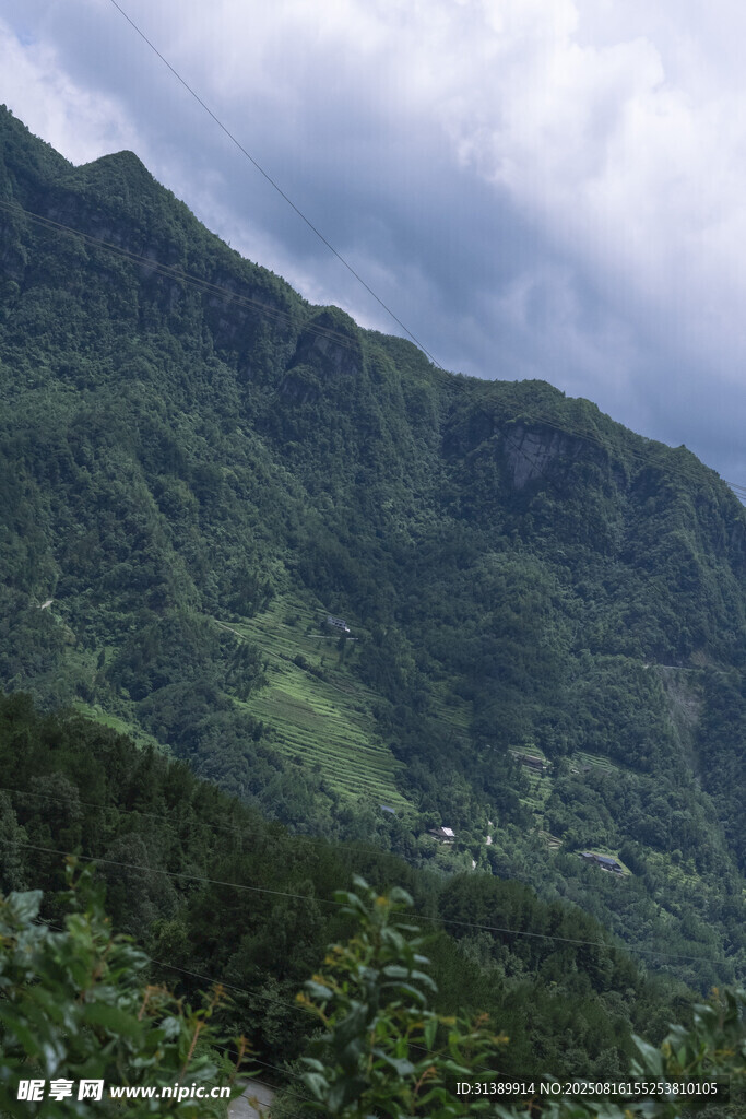 青山云霧間的自然美景
