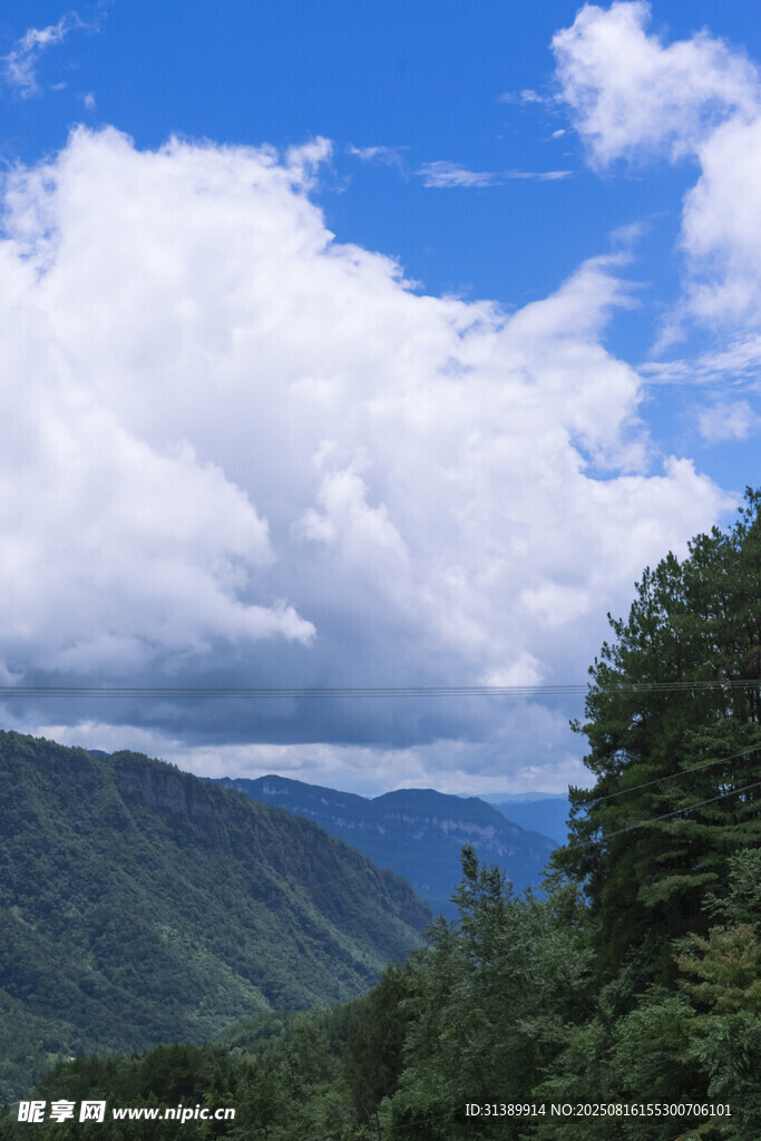山間藍(lán)天白云綠樹美景