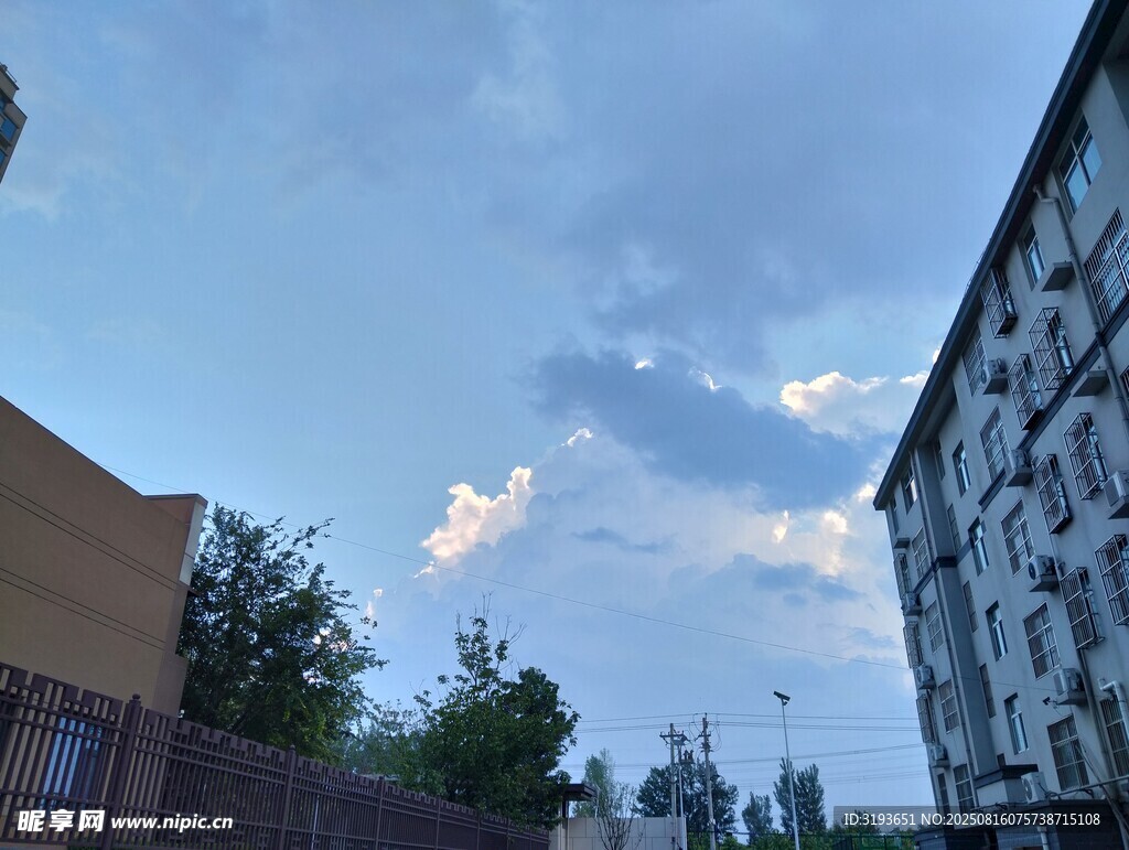 城市上空的藍天白云景象