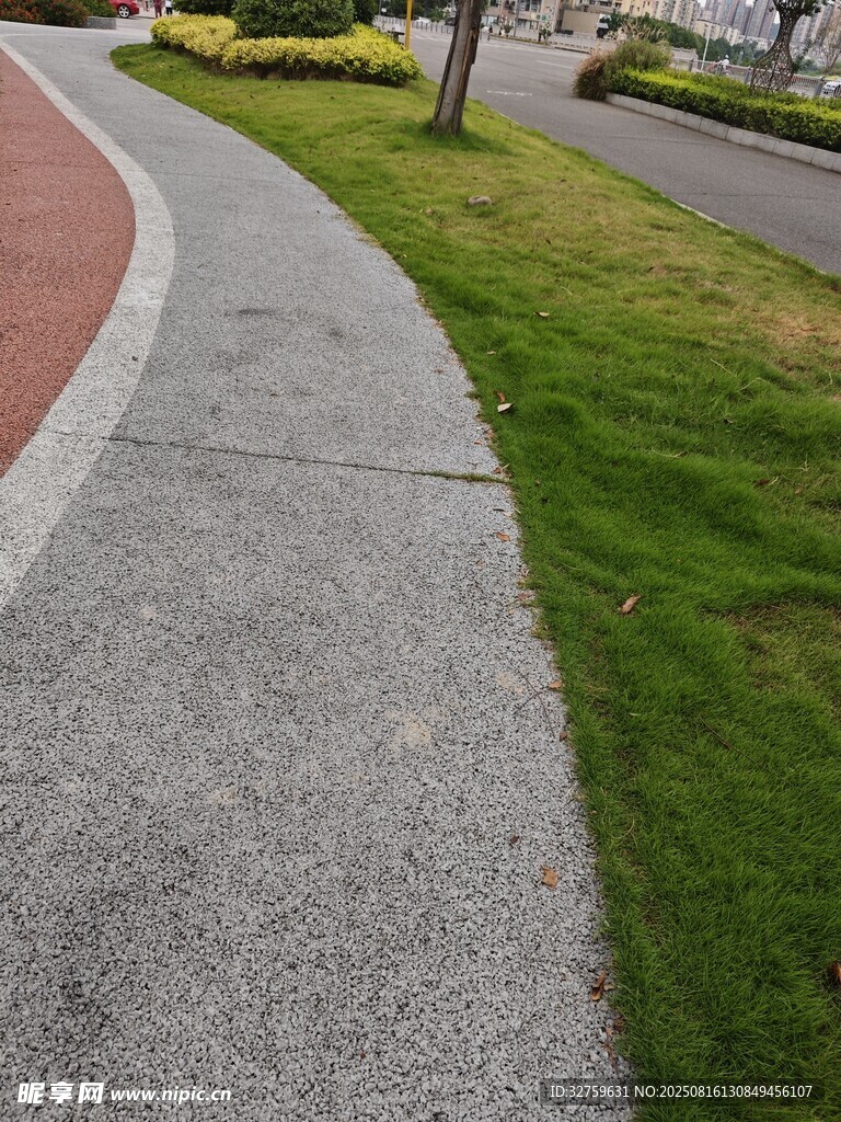 城市中整潔的步道與綠地