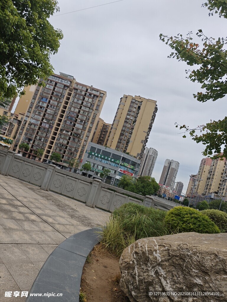 城市街道旁的高樓景觀
