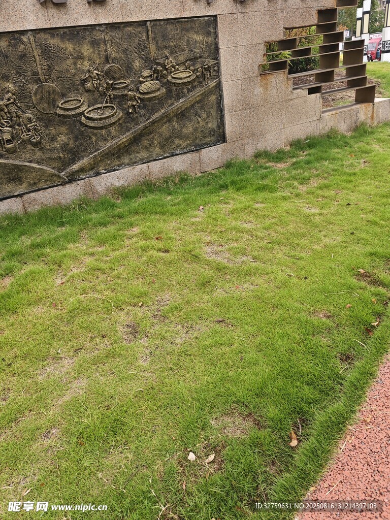 墻邊翠綠草坪景觀(guān)