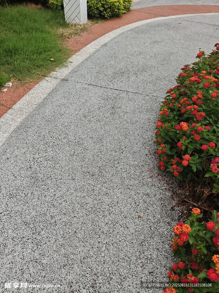 花園中鋪設(shè)的碎石小徑