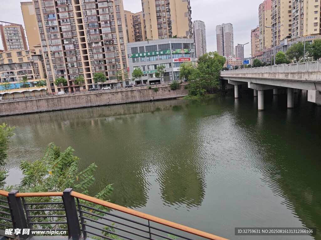 城市河畔橋梁風(fēng)景
