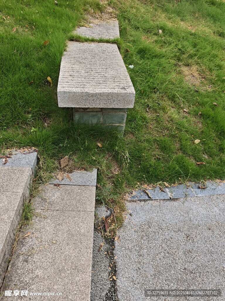 戶外石凳與草地景觀