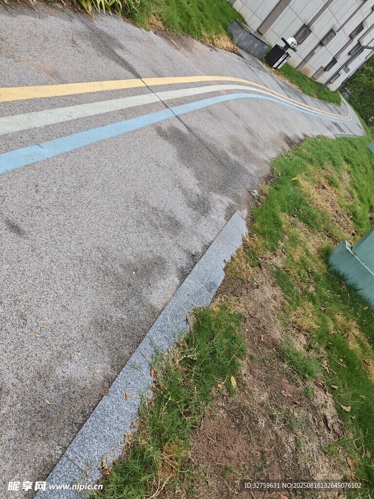 道路旁的草地與彩色標(biāo)線