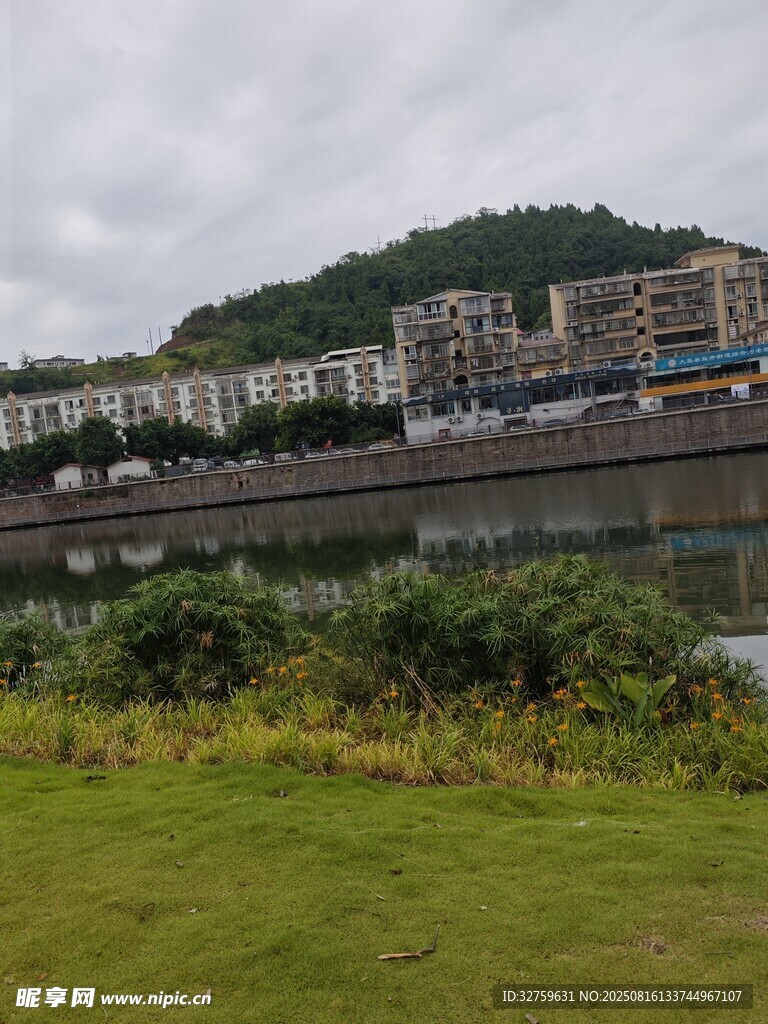 河畔城鎮(zhèn)風光