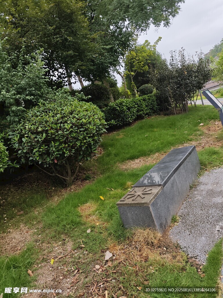 戶外綠植環(huán)繞的灰色景觀臺