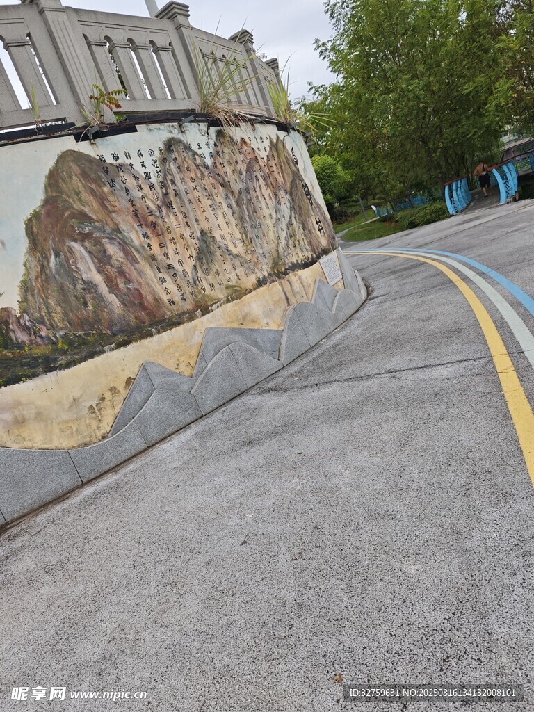 蜿蜒公路旁的巖石景觀