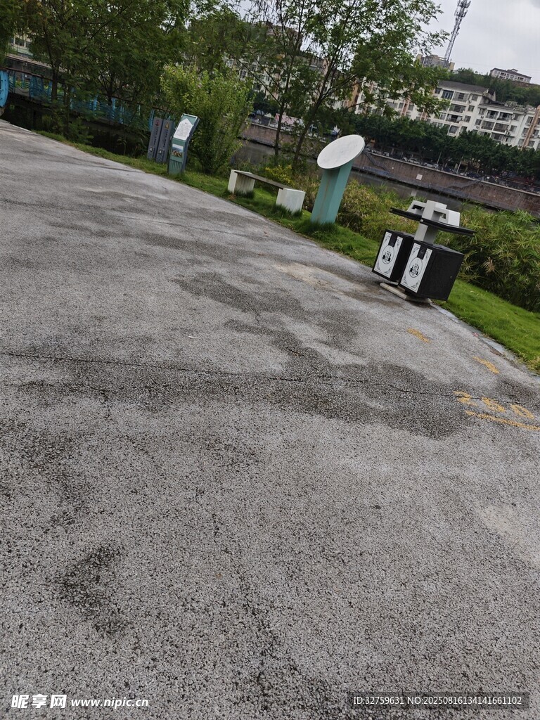 空曠的戶外瀝青路面場(chǎng)景