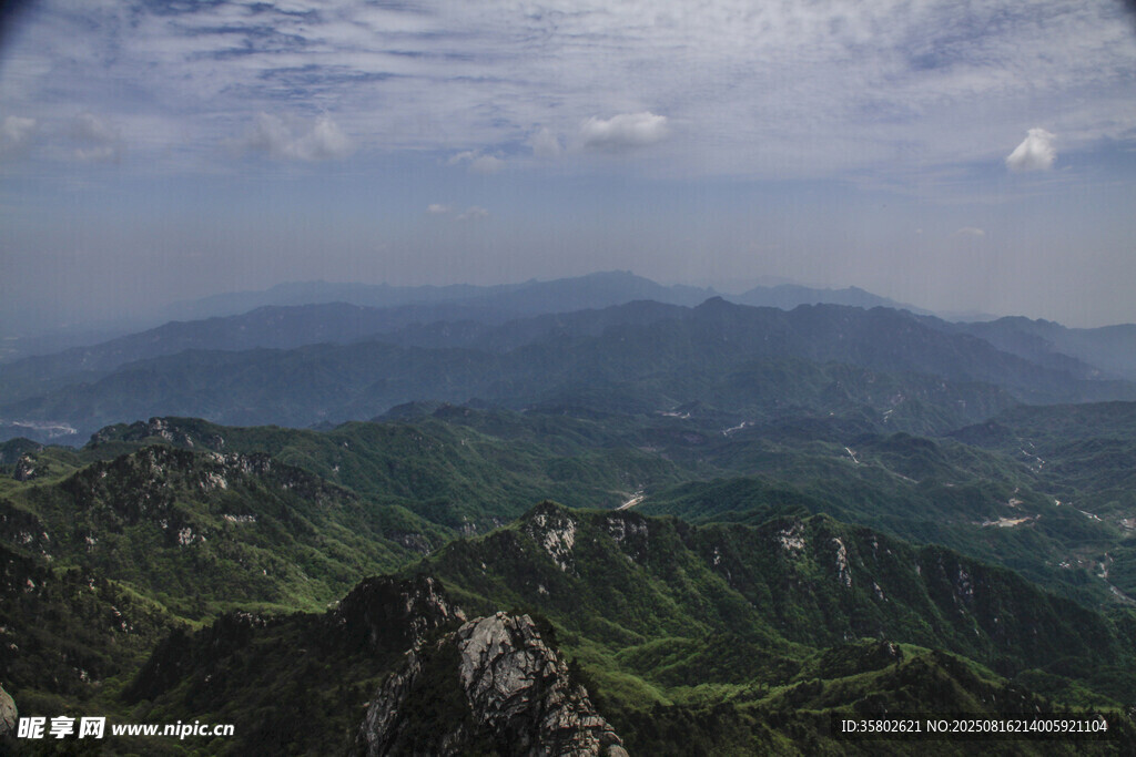 壯麗山巒風景圖
