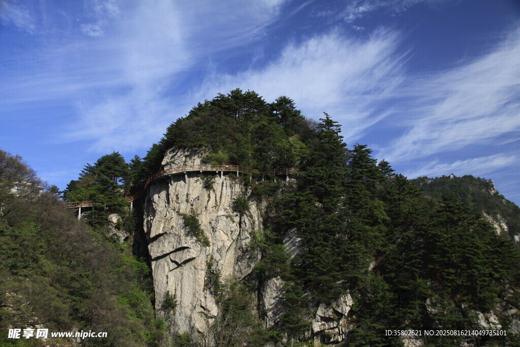 峻峭山峰與蔥郁植被景觀