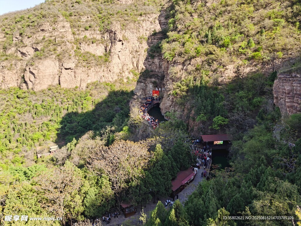 山間蜿蜒公路與蔥郁景致