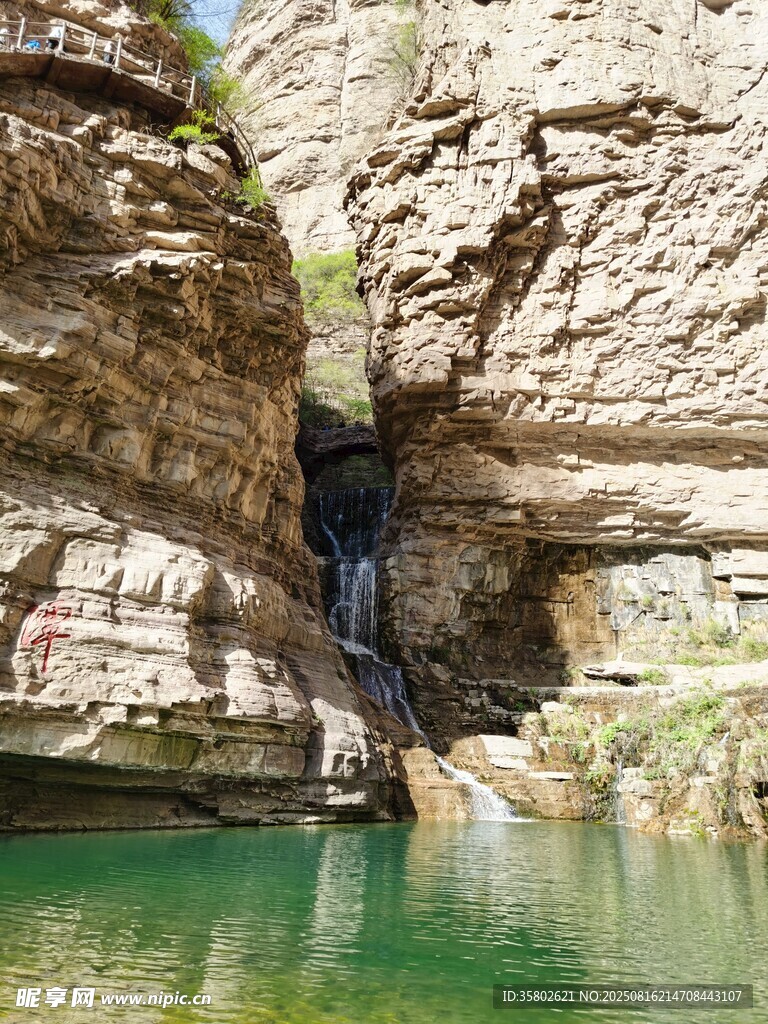 峽谷中的碧綠潭水景觀