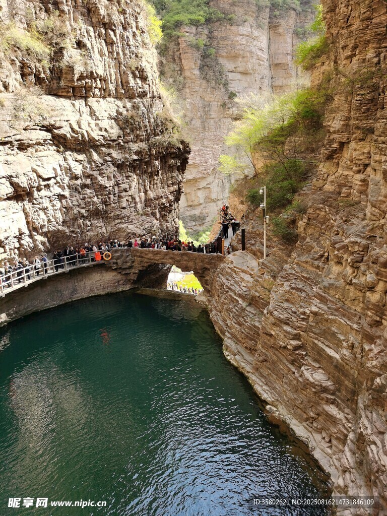 峽谷間的水上棧道景觀