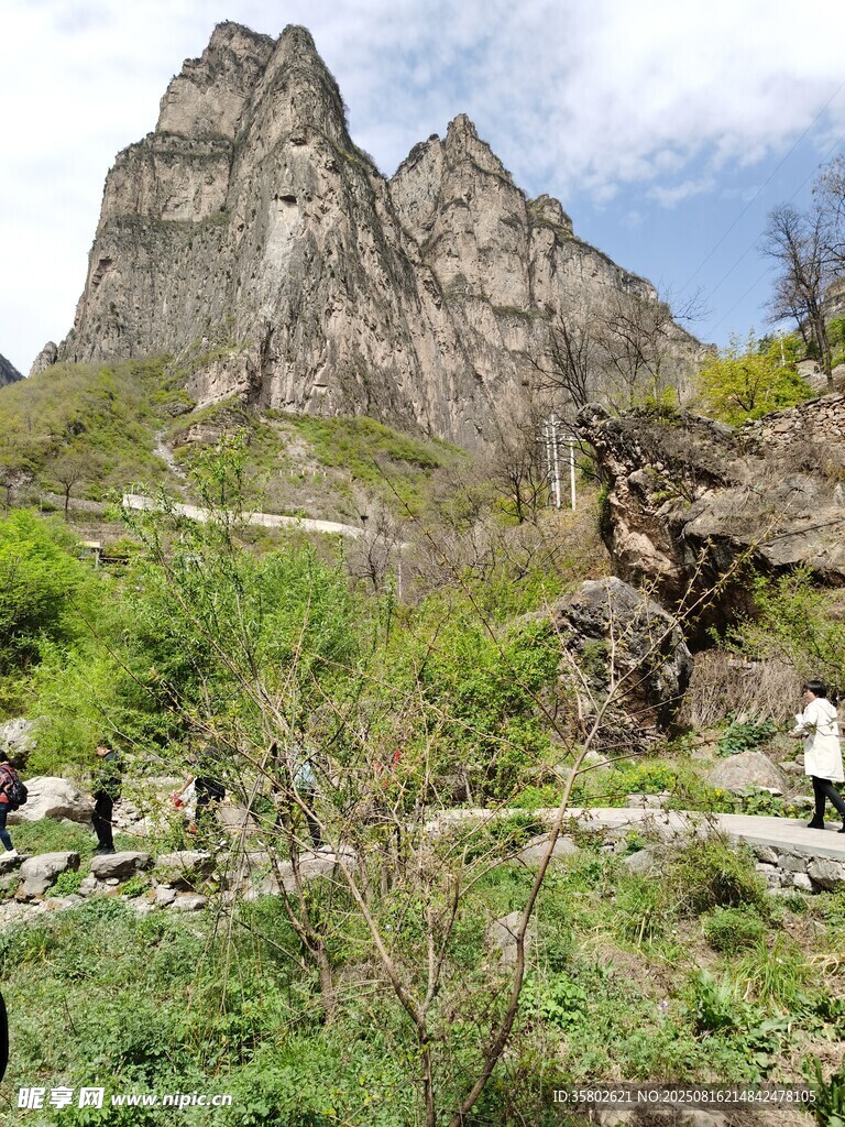 山間徒步路徑與巍峨山巒