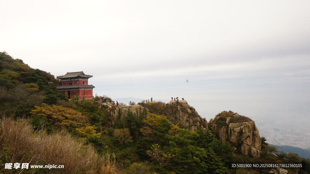 山巔古建伴云海美景