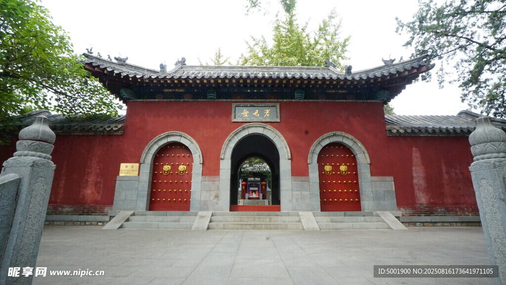 中式紅墻廟宇大門