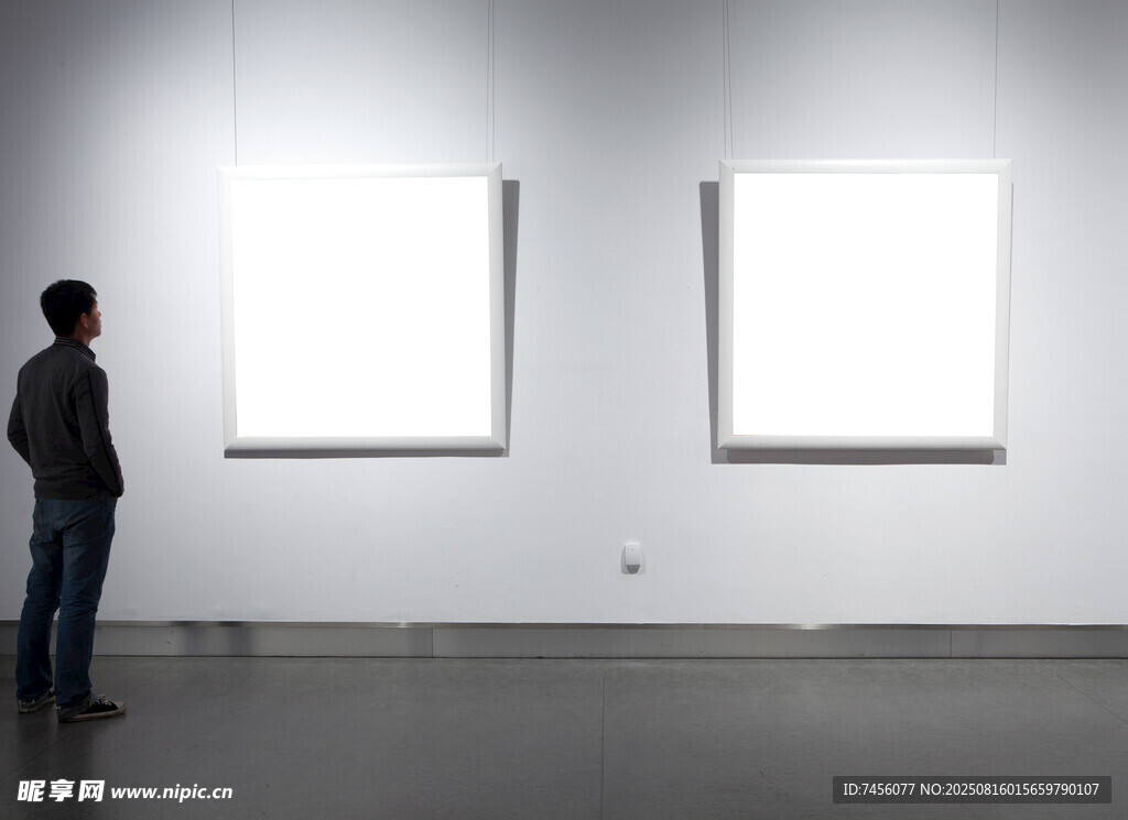 男子凝視展廳空白畫框