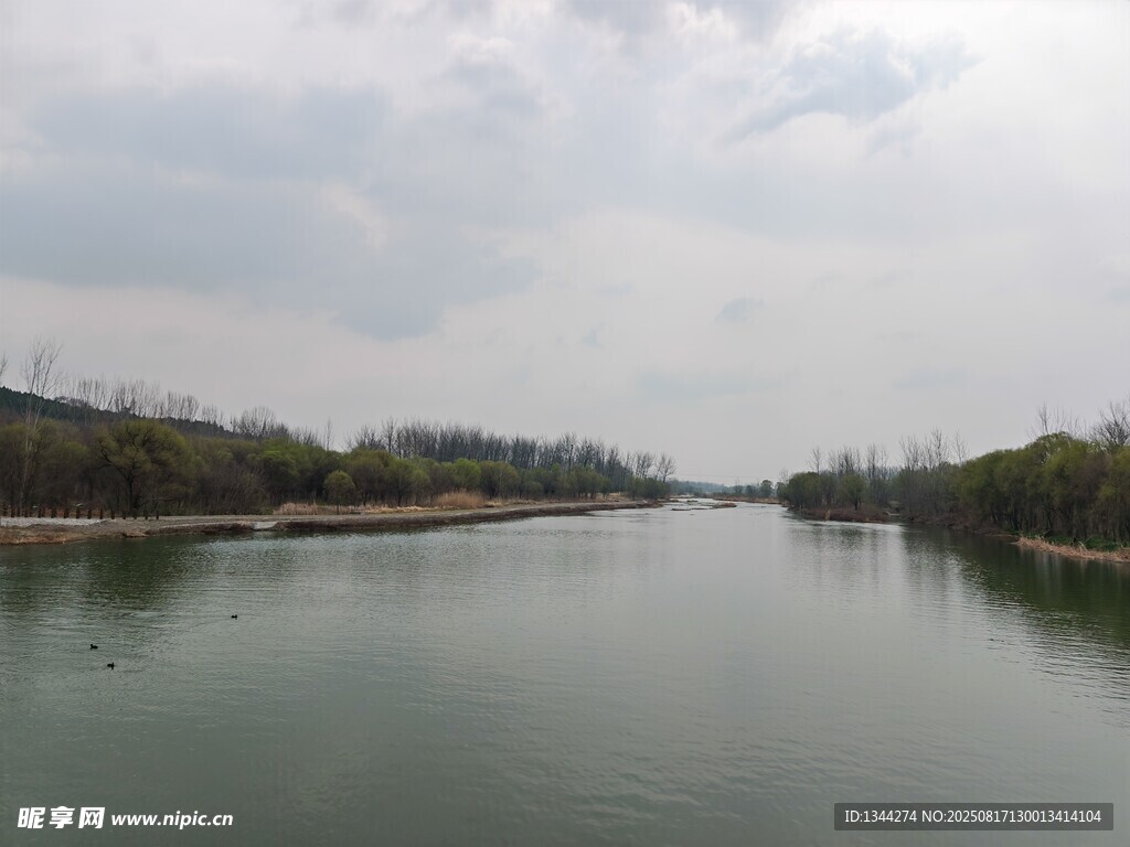 寧靜河岸風(fēng)光