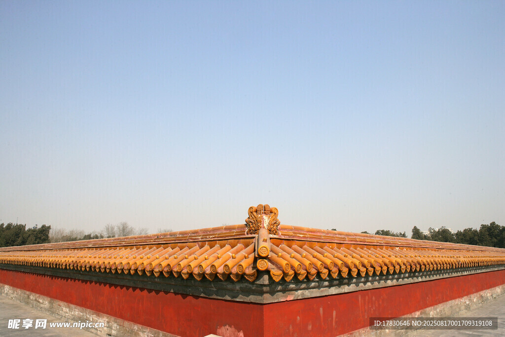 紅墻金瓦古建筑屋頂一角