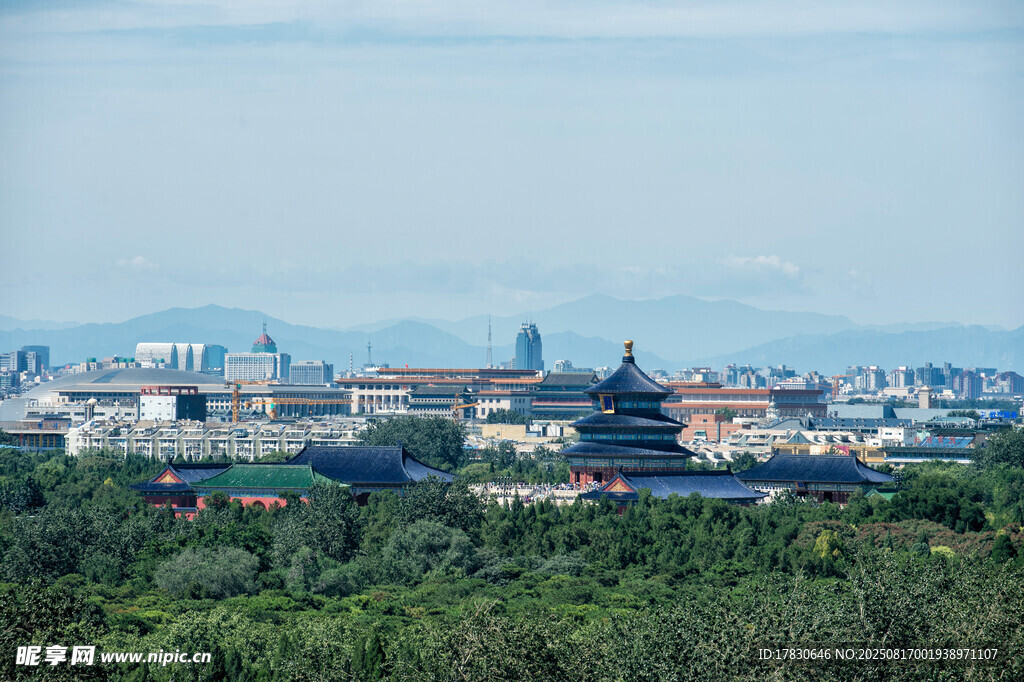 俯瞰綠樹環(huán)繞的城市景觀