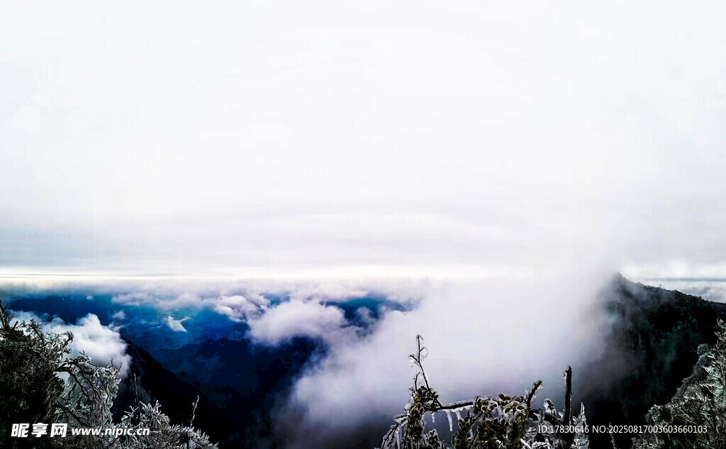 云霧繚繞的壯美山景