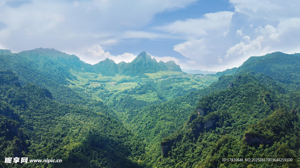 青山綠野間的壯闊自然景觀