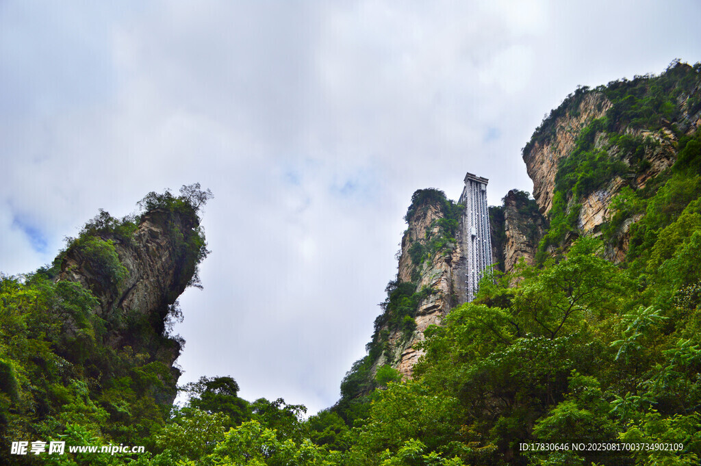奇峰聳立的翠綠山間美景
