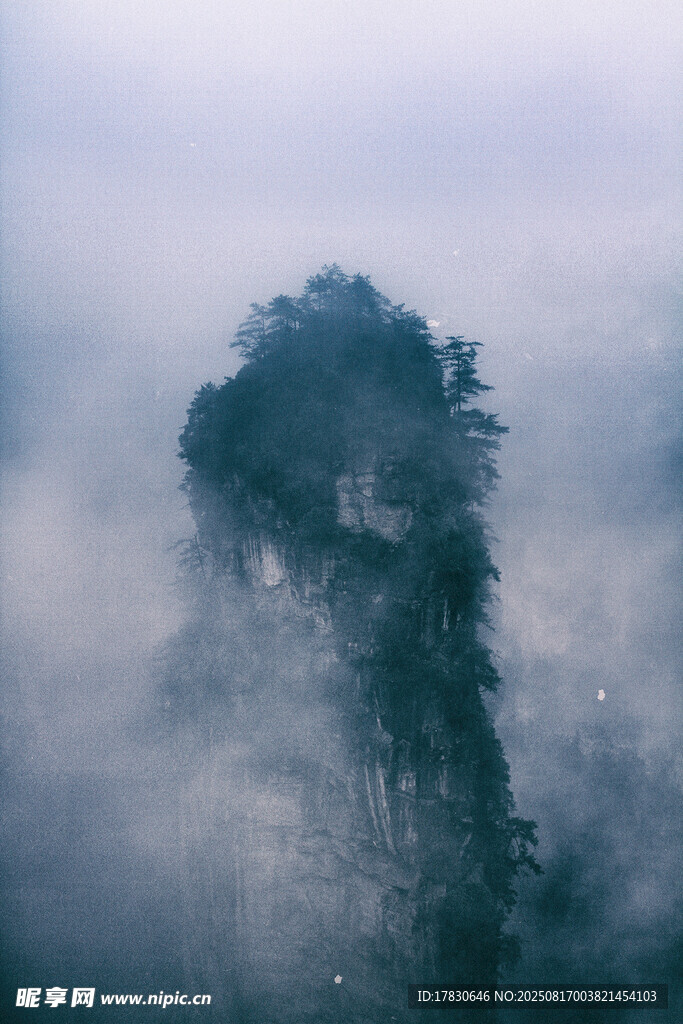 云霧繚繞中的神秘山峰