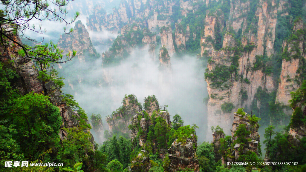 奇峰云霧間的壯美山景