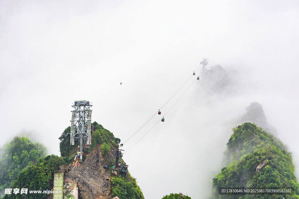 云霧繚繞中的山間古建筑