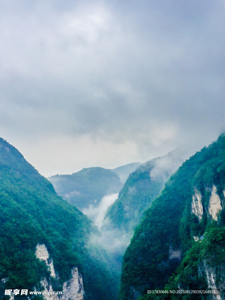 云霧繚繞的壯美山間景色