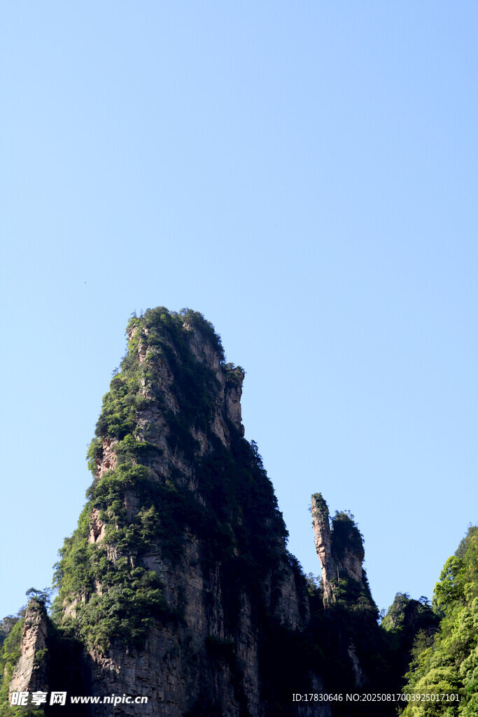 奇峰聳立的壯美山景